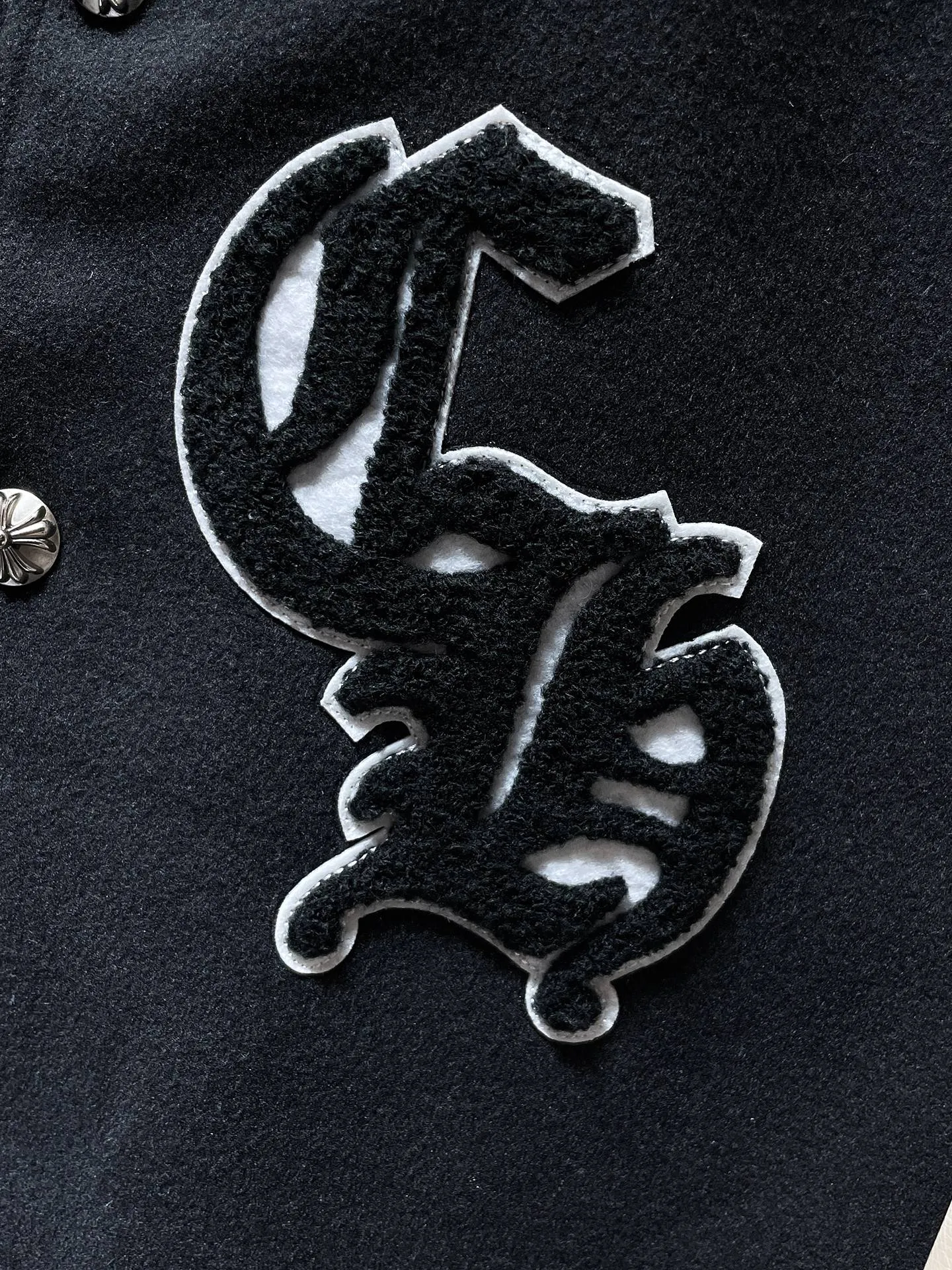 P436 Chrome Hearts 🍁Winter clothing is here🍁 Sanskrit Angry Birds woolen leather sleeves spliced ​​with baseball embroidery cotton jacket, heavy embroidery ➕ both sleeves and the whole leather. Counter synchronization, heavy industry! ! Customized woolen fabric, silk lining, customized hardware, not the ordinary version on the market! ! 🌈Recommended color: black and white color matching🌈Code number: S, M, L, XL